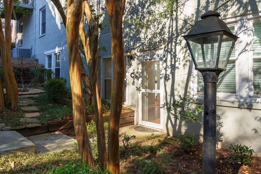 Building Photo - Charming Midtown Condo with Private Entrance