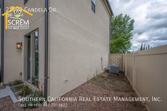 Building Photo - Updated Two Bedroom Detached Home in Gated...