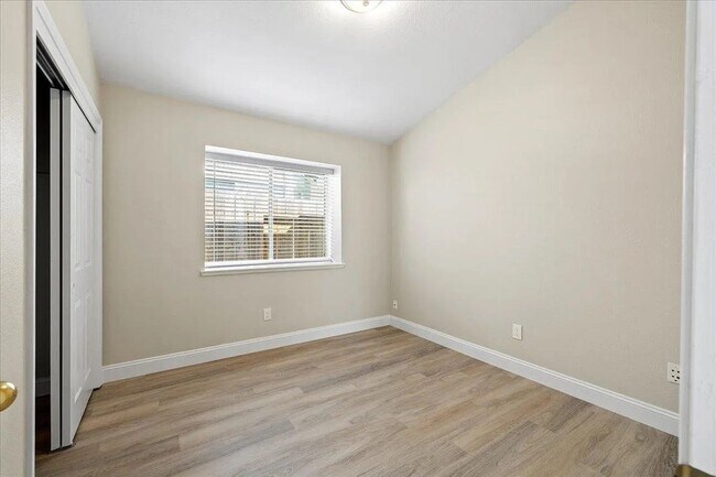 Building Photo - Updated Contemporary 3 Bed / 2 Bath Home w...