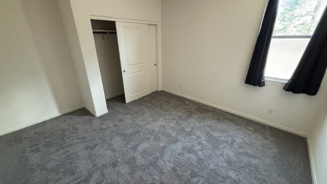 Building Photo - One Story 6-bedroom Home with Attached Casita