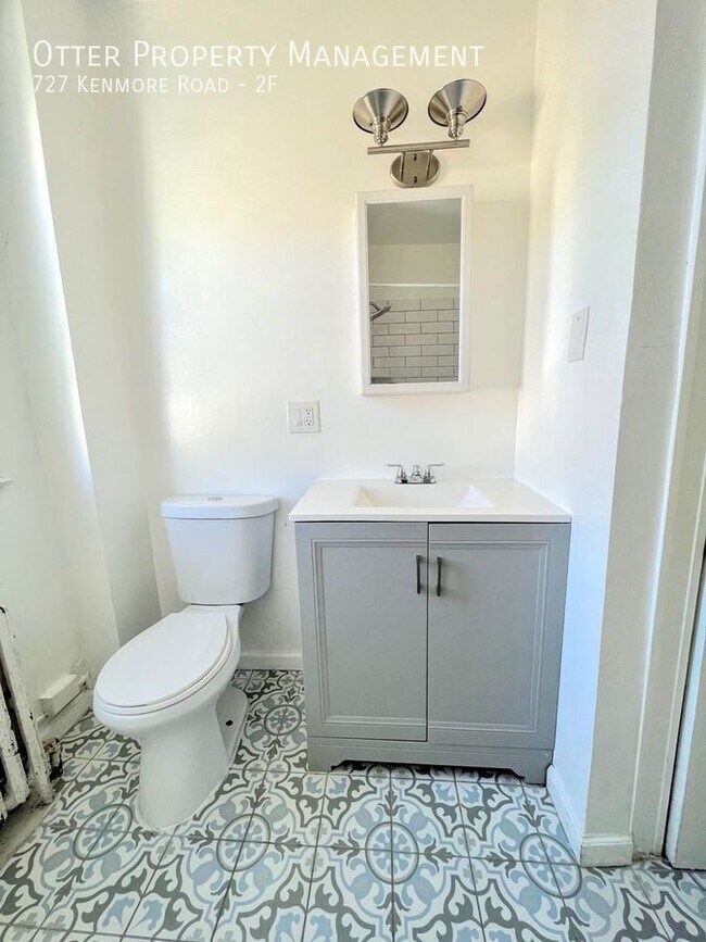 Building Photo - 727 Kenmore Rd