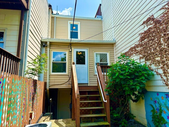 Building Photo - 3 bed 2 bath - Parking!!!  Pets Welcome!!!