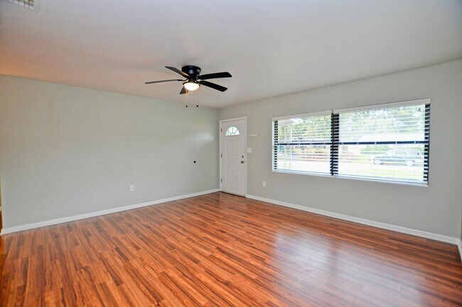 Building Photo - 4 bed 2 bath home