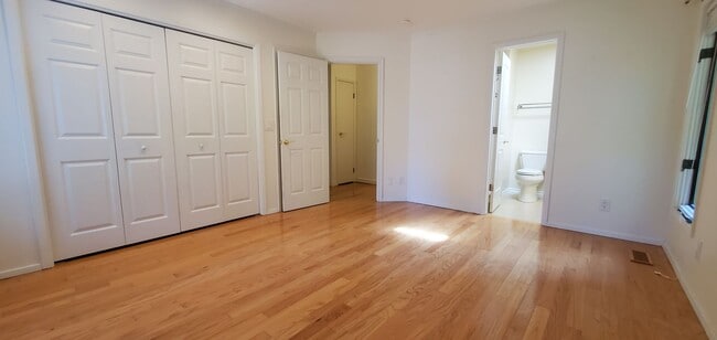 Building Photo - Large Secluded Lot, Kirkland