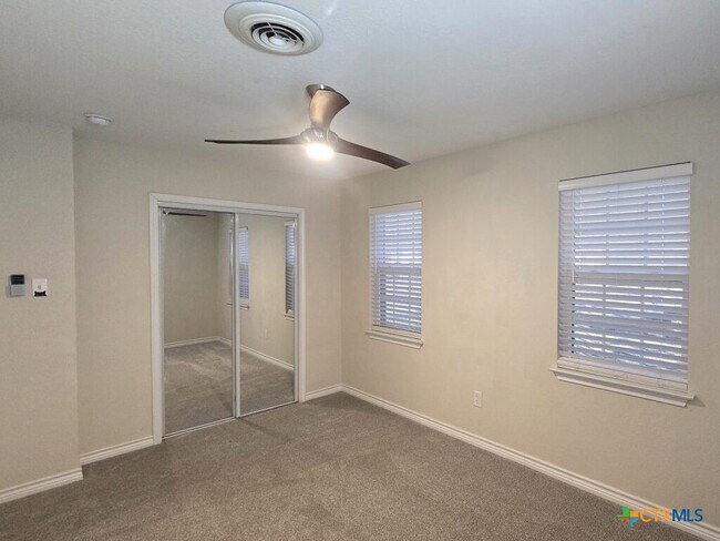 Building Photo - 406 Oak St