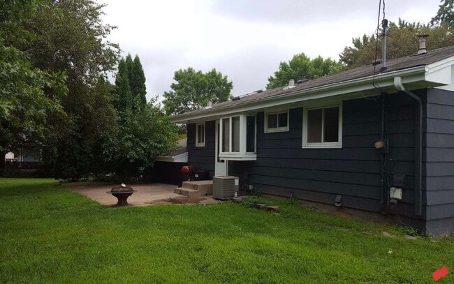 Building Photo - Stunning 3 Bedroom 2 Bathroom Home in St. Paul Park!