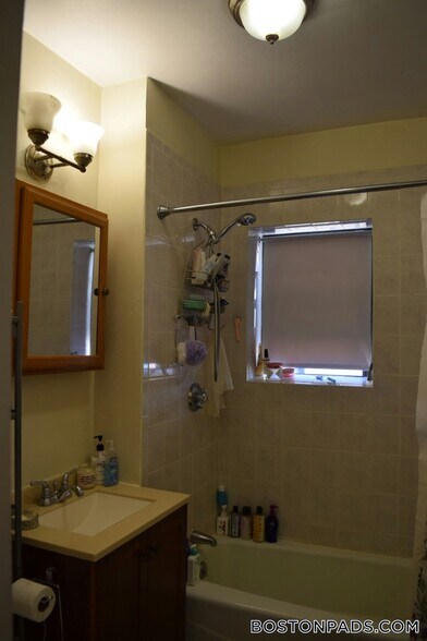 Building Photo - 448 Park Dr
