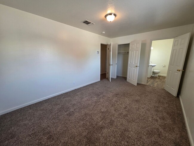 Building Photo - 4 bedroom single story near freeway & shop...