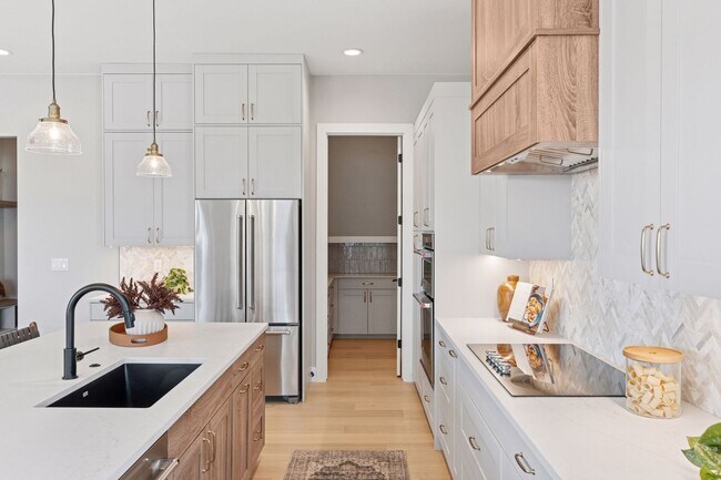 Building Photo - New Charming Berthoud Home with Modern Com...