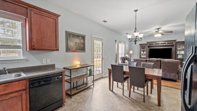Building Photo - Spacious 3BR Home with Fenced Yard Near Ft. Stewart