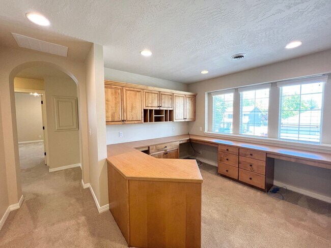 Building Photo - 5 Bed 3 Bath Bridge Tower Beauty