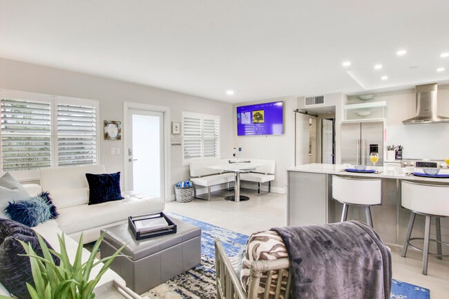 Building Photo - 100 Venetian Dr