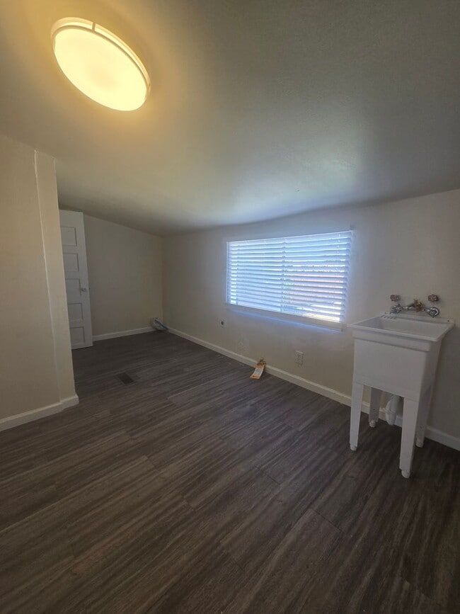 Building Photo - 3 Br 1 Ba available Now