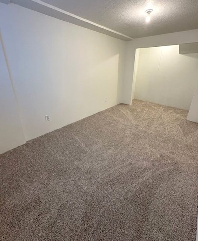 Building Photo - 3 Bedroom / 2 Bath Home in Kearns!