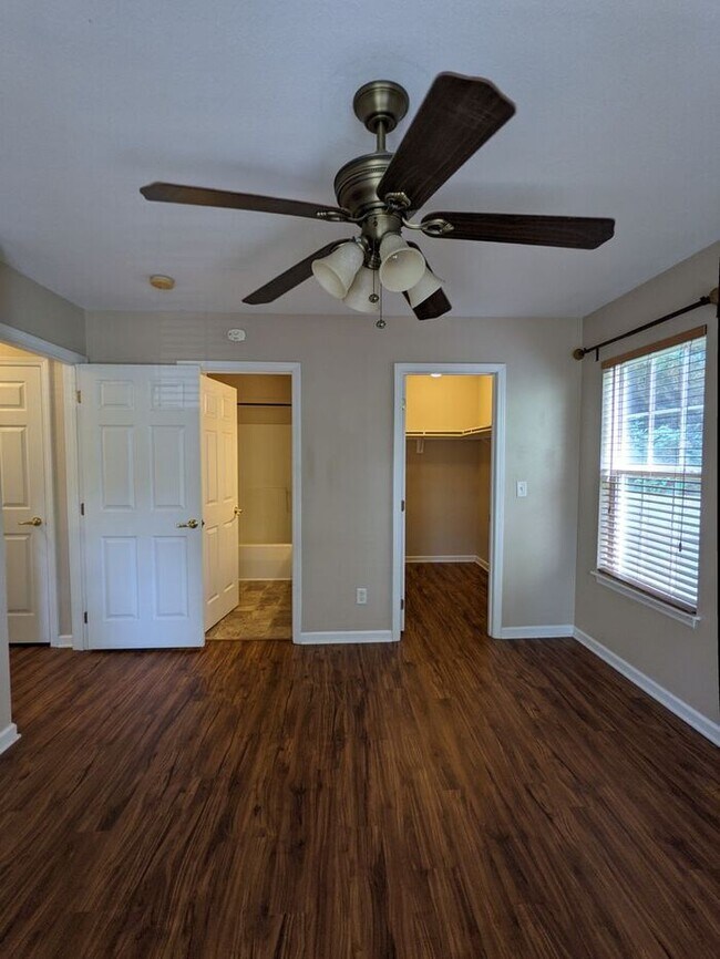 Building Photo - Woodfin Rental!