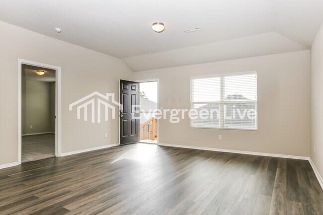 Building Photo - 1071 Huntington Dr