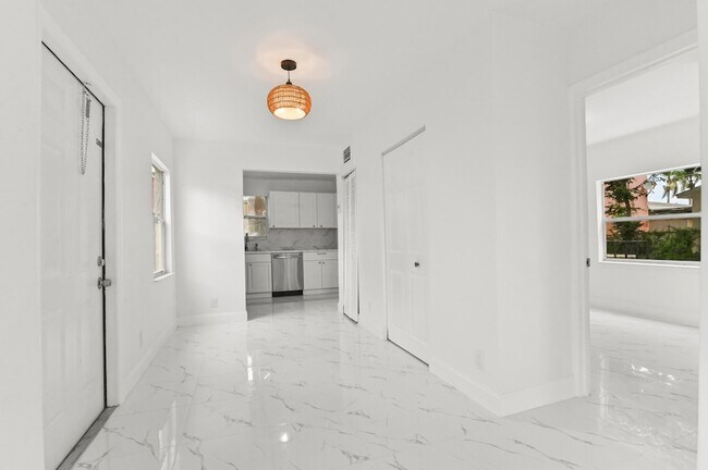 Building Photo - 515 Putnam Rd