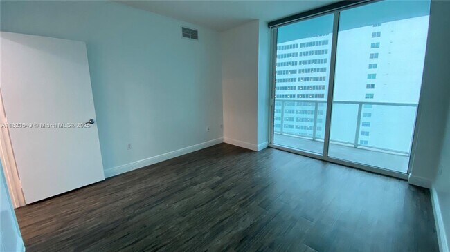 Building Photo - 1900 N Bayshore Dr
