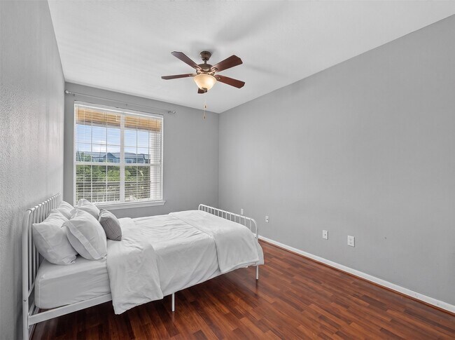 Building Photo - 7575 Kirby Dr