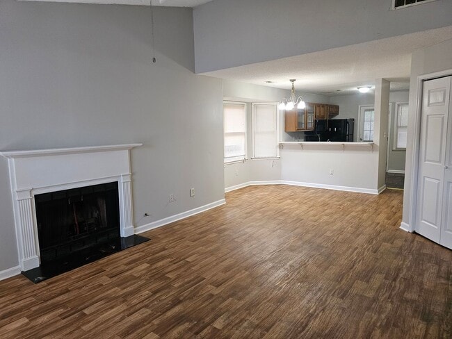 Building Photo - Move in special! 2 bedroom 2 bath duplex