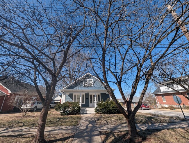 Building Photo - Beautiful 4 Bedroom/ 2 Bath/ 1 Car Garage