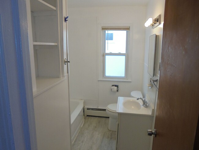 Building Photo - 2/1 brick Home CALL DIANA FOR A SHOWING AT...