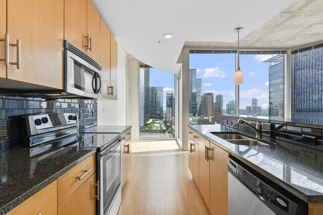 Building Photo - 360 Nueces St