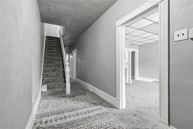 Building Photo - 5-bedroom, 1-bath home in East Pittsburgh