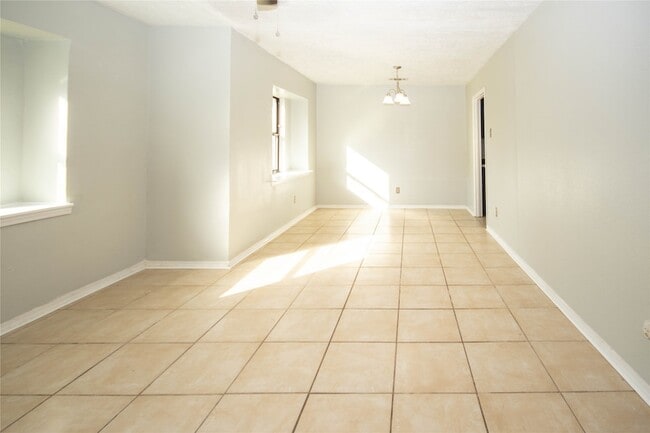 Building Photo - 10902 Mosscrest Dr