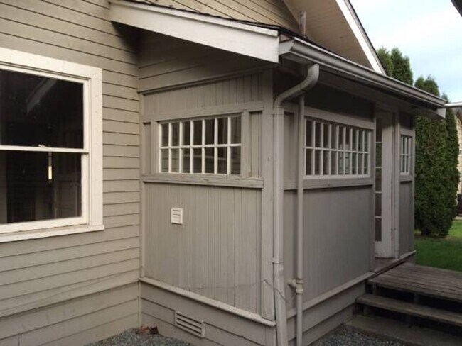 Building Photo - 516 N 6th St