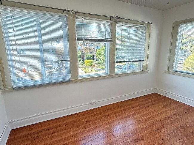 Building Photo - 1134 N Maryland Ave