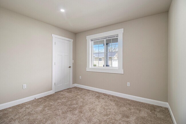 Building Photo - 6 Maple Vlg Ct