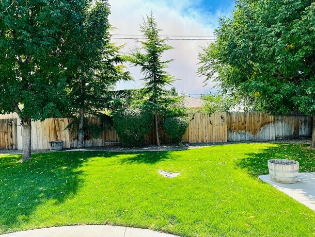 Building Photo - Charming 3 Bedroom Home