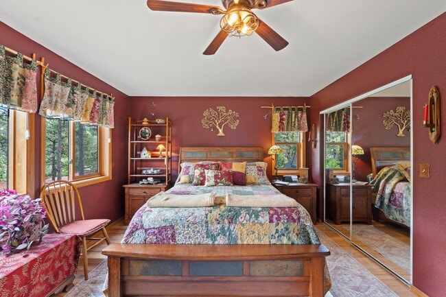 Building Photo - Cozy Green Mountain Falls Cottage