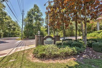 Building Photo - 3 bed 3 bath town house off Tharpe
