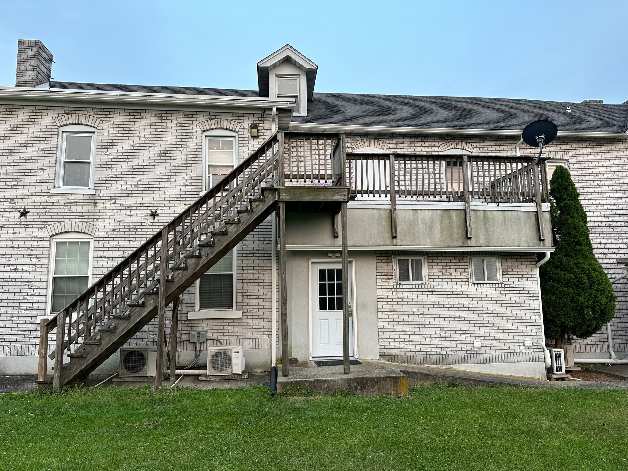Semi-private deck - 1125 3rd St