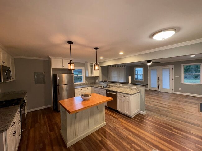 Building Photo - 901 James St