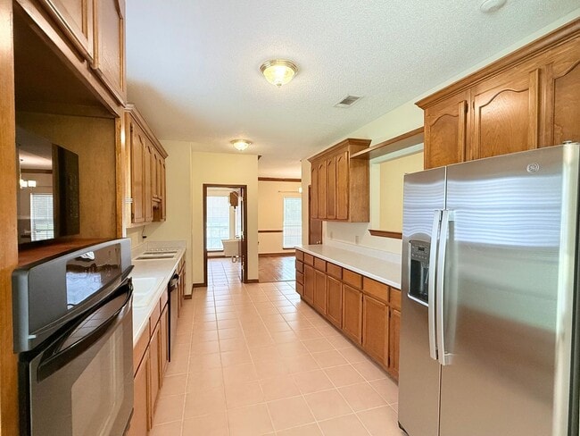 Building Photo - Custom Home On 1.78 Acre Lot