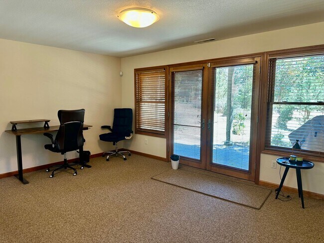 Building Photo - Stunning Running Y Ridge Home with Lake Views – Furnished or Unfurnished!