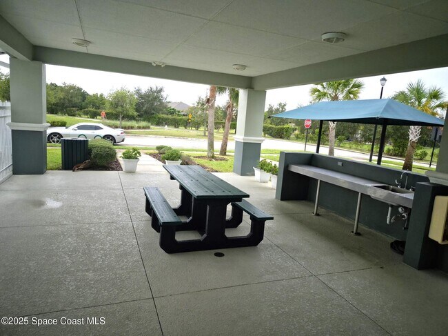 Building Photo - 3325 Sedge Dr