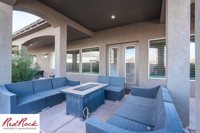 Building Photo - Stunning 2 Bedroom Fully Furnished Home. Community Pool & Mini Golf!