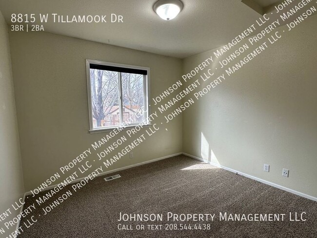 Building Photo - 8815 W Tillamook Dr