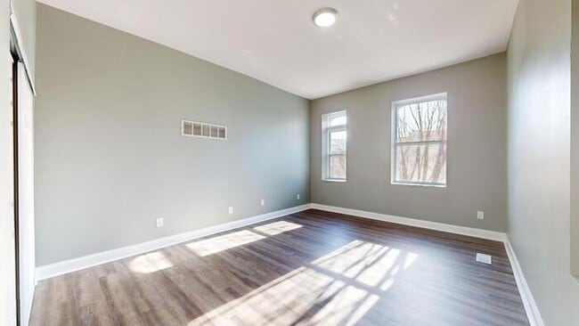Building Photo - Renovated 4Bd 2.5 Bth Town Home Near Soula...