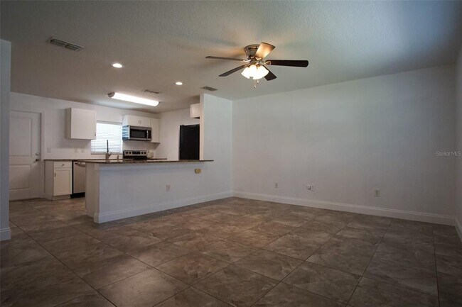 Building Photo - 217 Maple St W