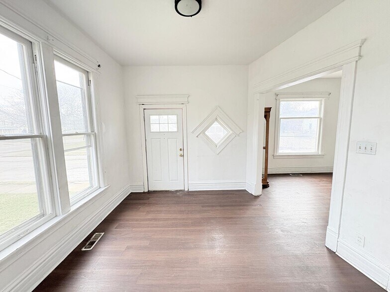 Building Photo - 833 N Michigan St