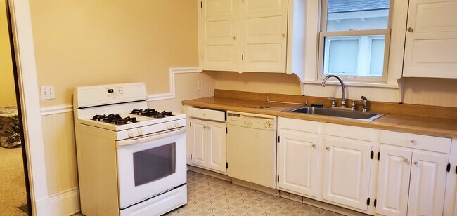 Kitchen - 1485 Clarence Ave