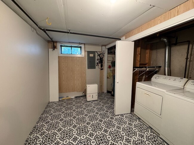 Building Photo - 20 Northwoods Cir