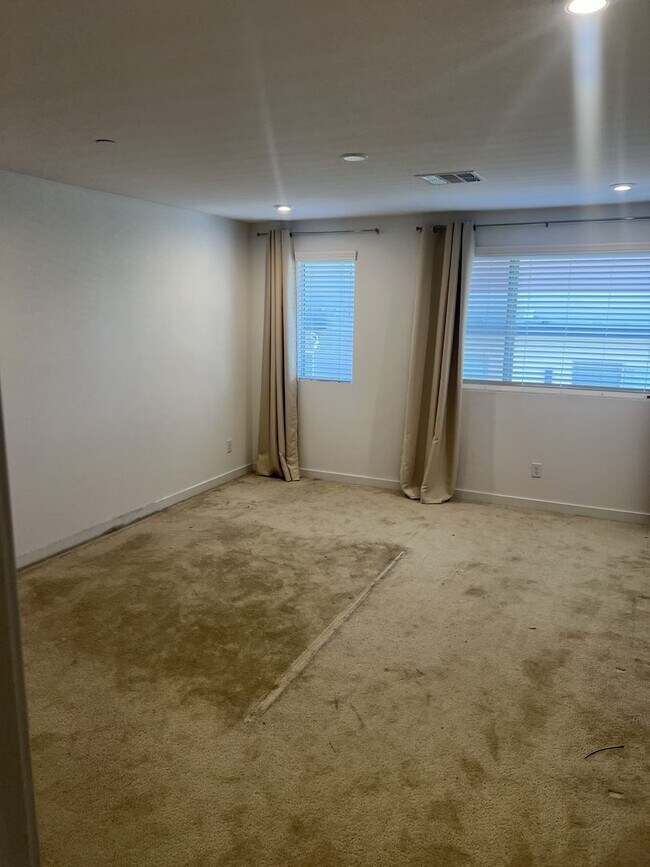 Building Photo - A Fabulous 2 Bedroom, 2 Bathroom townhome ...