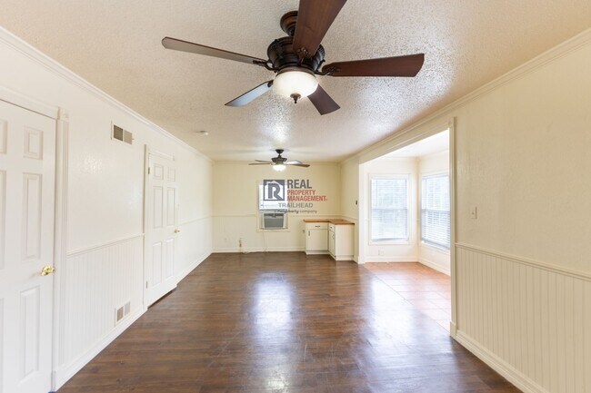 Building Photo - Distinctive Glen Rose Home with Large Rooms, Fenced Yard & Covered Parking
