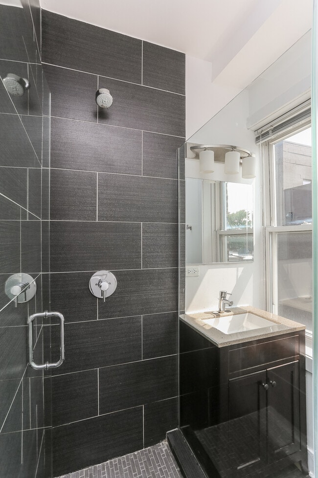 Building Photo - 2647 W Potomac Ave